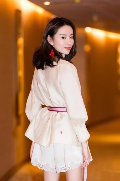 气质女神■蝴蝶骨美到令人窒息，董洁是魔鬼身材？一袭印花露背长裙性感优雅