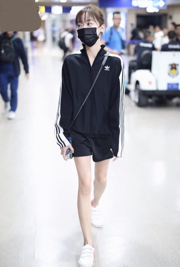 以前被郑爽的腿惊艳到了，吴谨言告诉你什么是真正的“漫画腿”