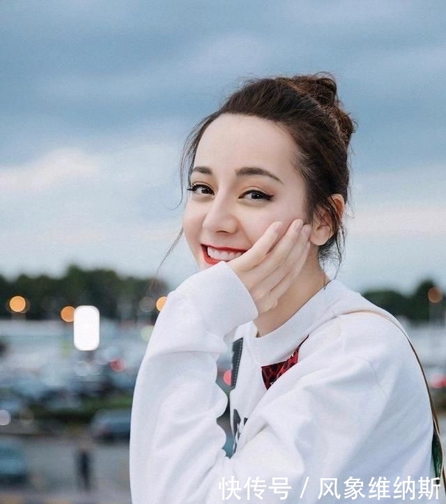 迪丽■流苏裙角开到大腿根，撩男也撩女，有一种性感叫迪丽热巴穿短裙