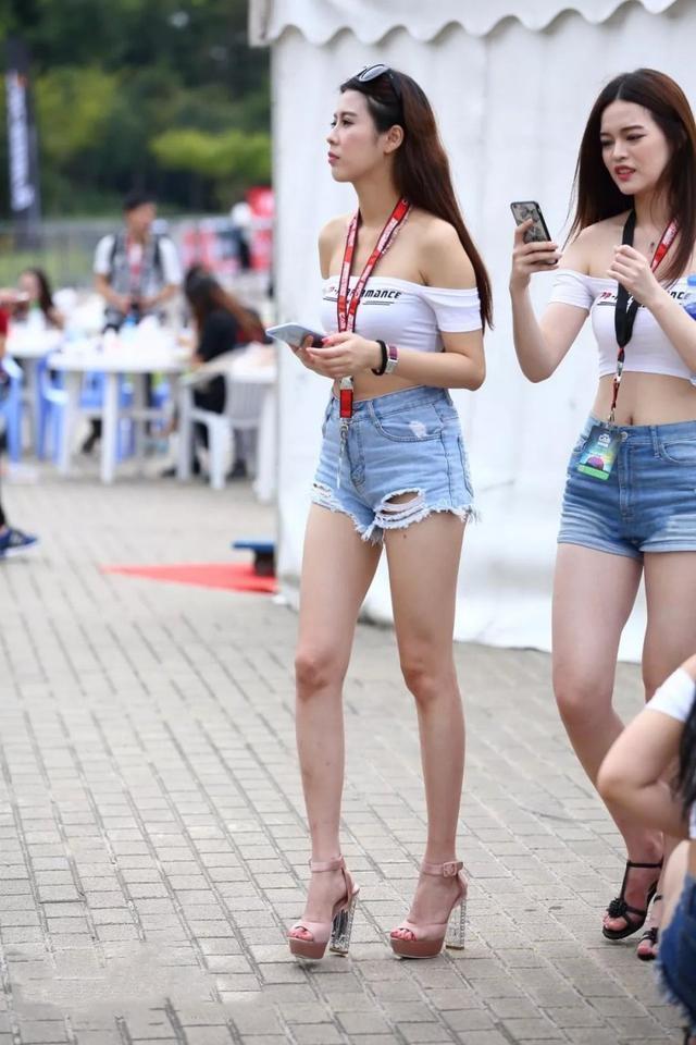 可爱小姐姐热裤搭配一字肩抹胸，时尚清爽的穿搭让人眼前一亮