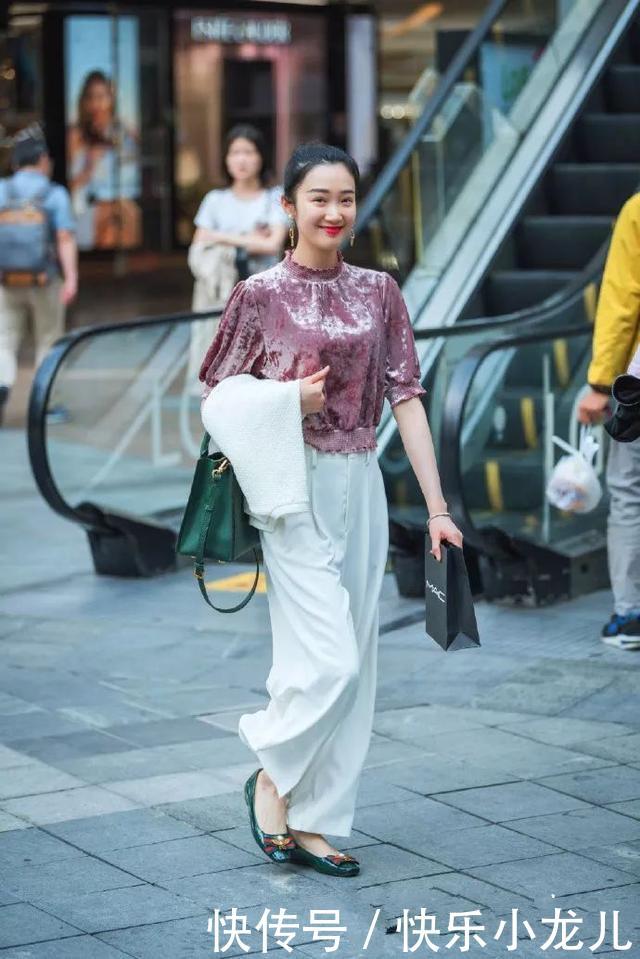 宽松@街拍:低腰牛仔裤搭配一双卡其色的尖头高跟鞋,看上去特别的有韵味