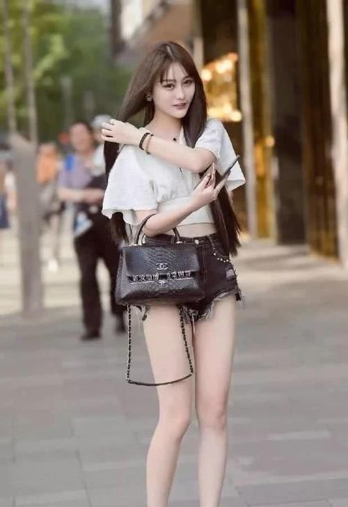 【美女】街拍:美女长发飘飘,满满仙气女神范十足