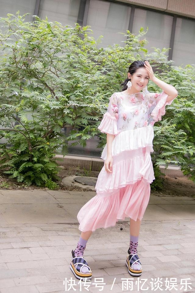 吴昕机场穿拖鞋,谢娜出席活动穿拖鞋,网友:明星的时尚看不懂!