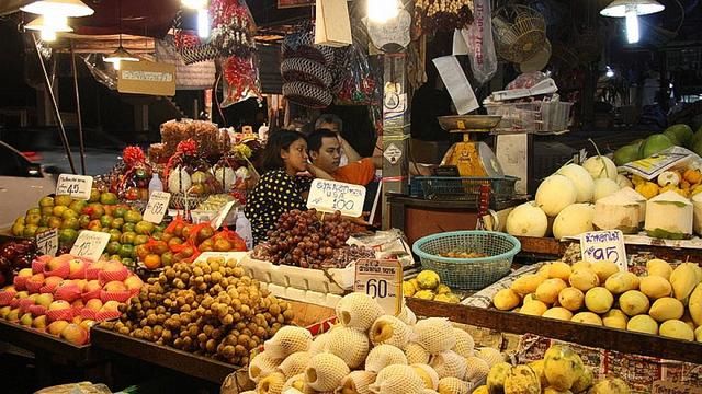 导游提醒：在泰国买水果时这东西别碰，有游客不听，拿起就后悔了