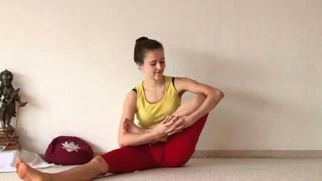 想要提臀又塑腰，拥有完美身材?那就练练这三式瑜伽吧!