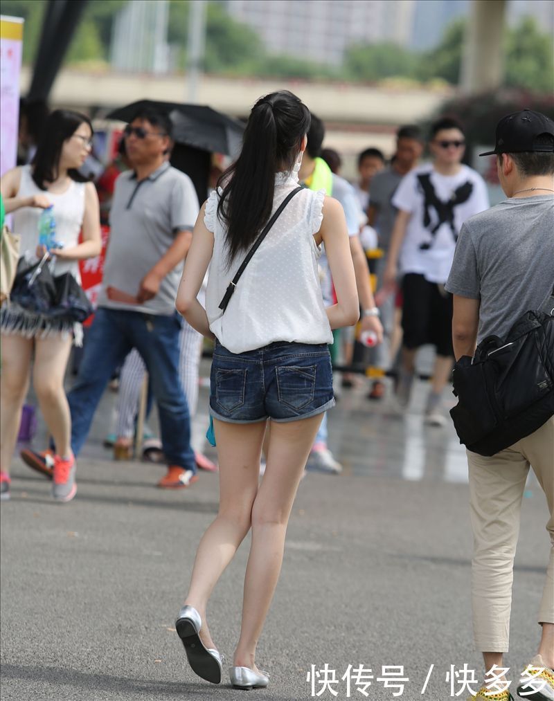 街拍：小姐姐超短裤可爱长腿，银灰色平底鞋尽显嫩白脚丫，长相漂