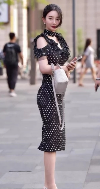 有型|街拍:个性前卫的美女,显得挺拔有型