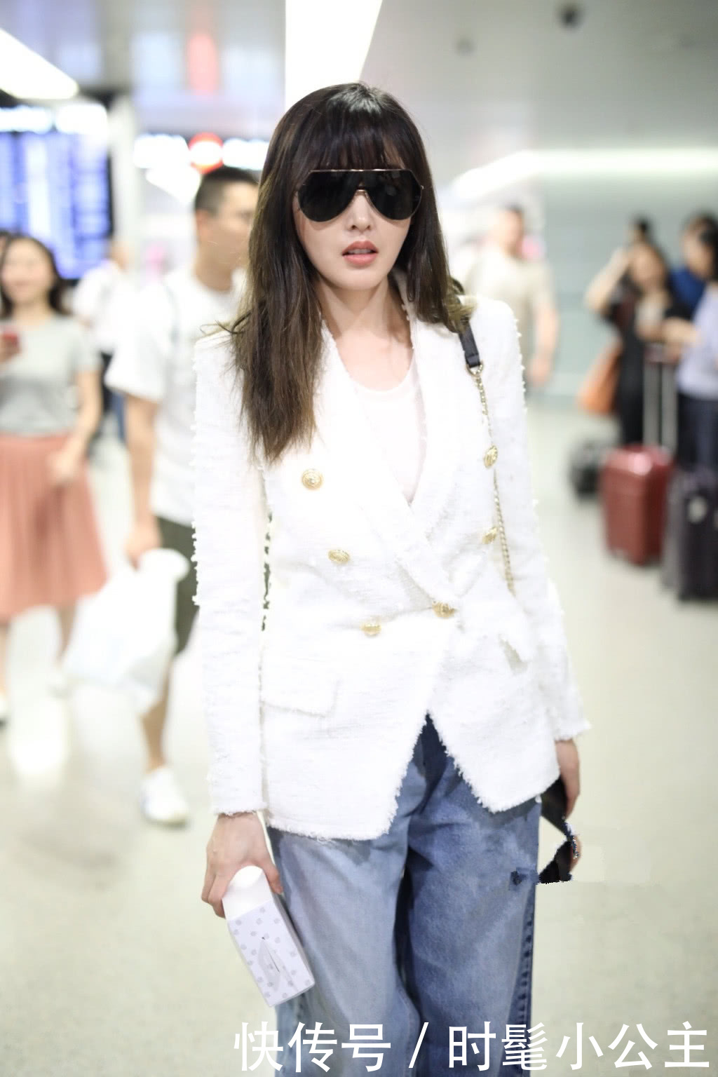 张天爱太大胆！短裤都短到纽扣这儿了，网友：非逼着人看三角区吗