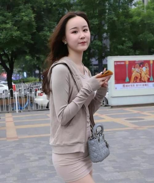  『眉清目秀』街拍：眉清目秀的美女，一条浅色连衣裙外搭灰色外套，时尚靓丽美