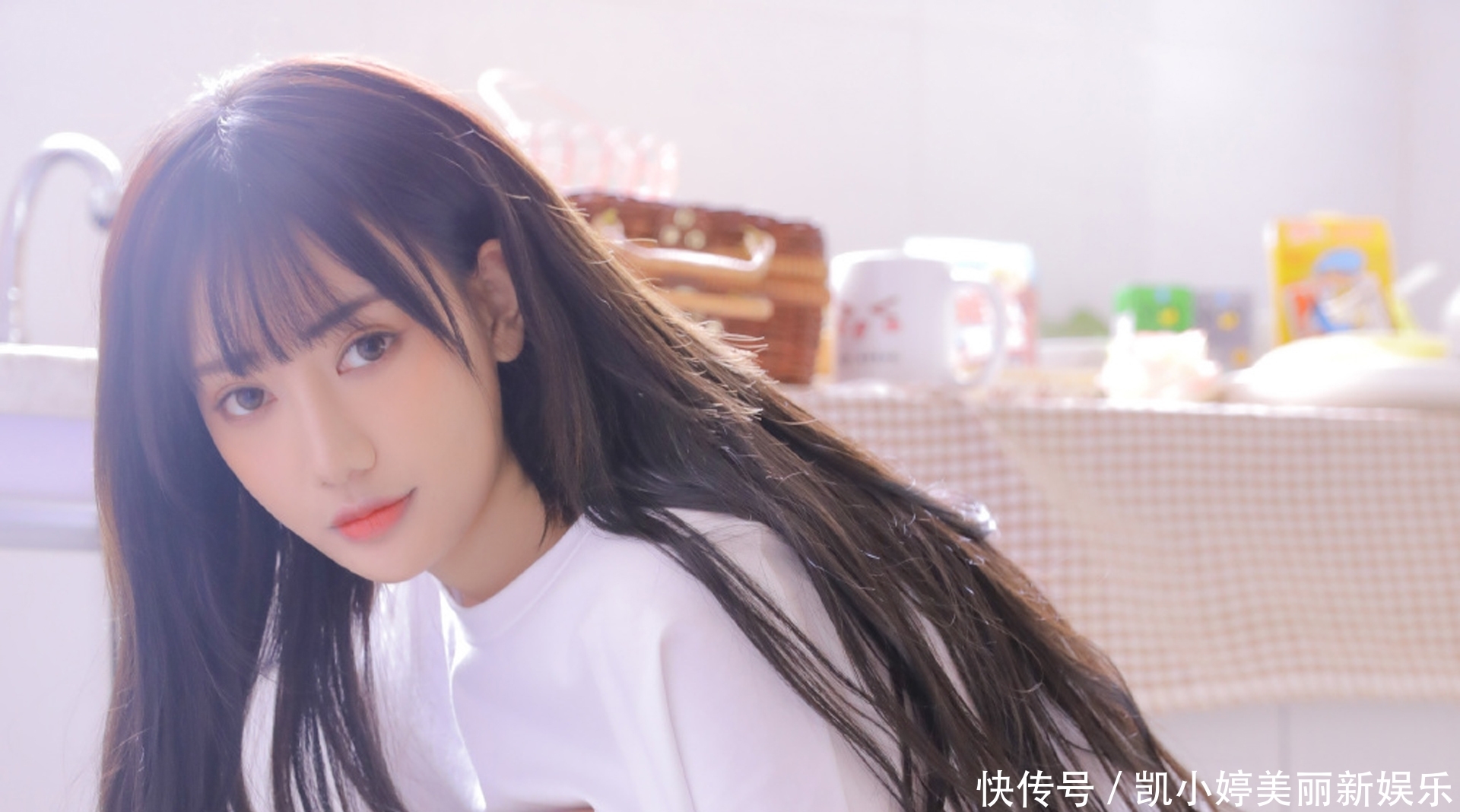  #清新#美女自拍：小姐姐清新长发，穿白衬衫在家自拍。