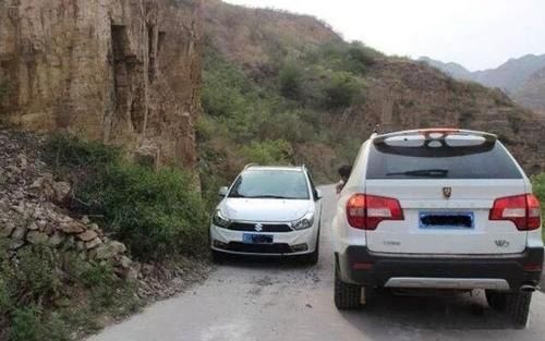  「老司机」开车遇到窄路怎么办？老司机教你4招，新手司机也能安
