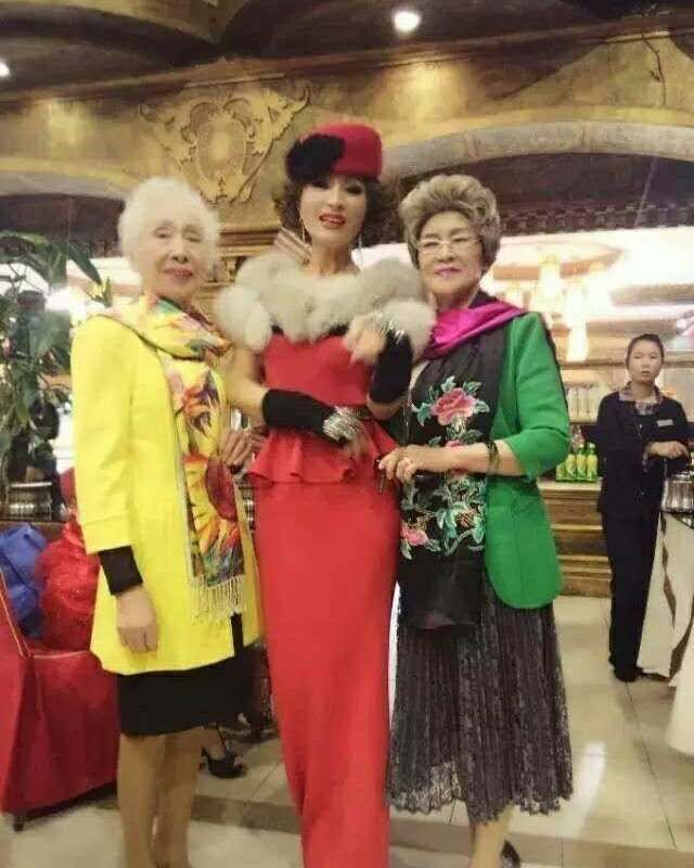 30年不吃晚饭，花甲老人保养像少女，癌症进手术室都要化妆