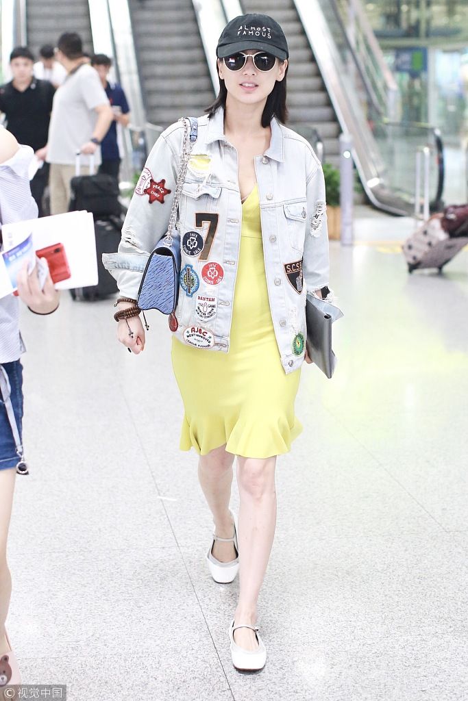 辣妈黄圣依穿小黄裙出行皮肤白皙透亮