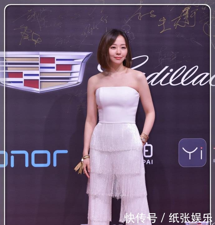 张靓颖不过是梳了个中分刘海, 就圆脸变尖脸, 网友: 都不敢认了!