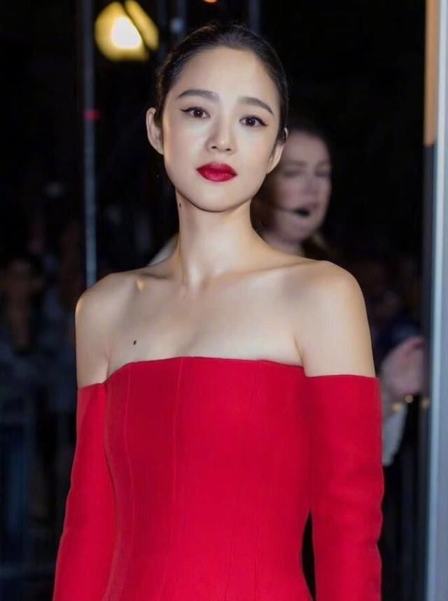 当21岁关晓彤和40岁周韵同穿红色连衣裙,终于明白什么叫美得高级