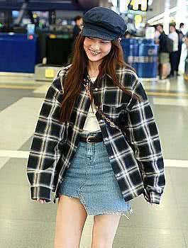 宋祖儿少女感爆棚，机场牛仔短裙狂秀大长腿，网友：看完不淡定了