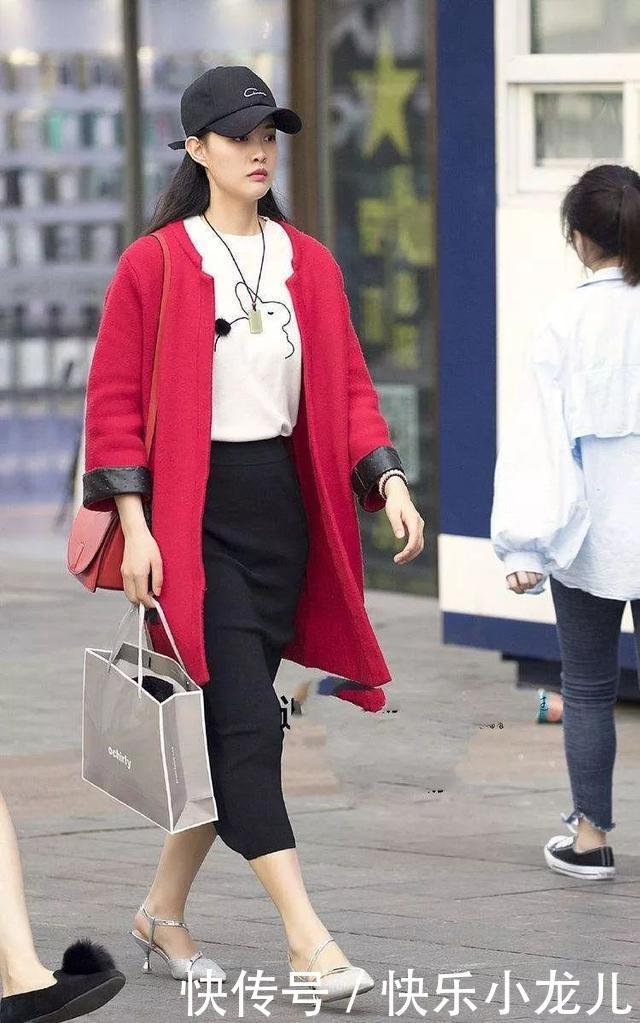 显得■街拍:美女有一双尖头高跟鞋的加持,身材自然显得既高挑又有魅力