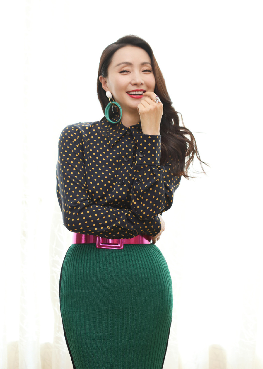 被46岁陶虹美到了！一袭黑色鱼尾裙优雅时尚，网友：气质不减当年