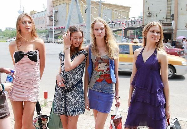 娶俄罗斯美女好，年轻时养眼，变大妈后还多个彪悍的“保镖”