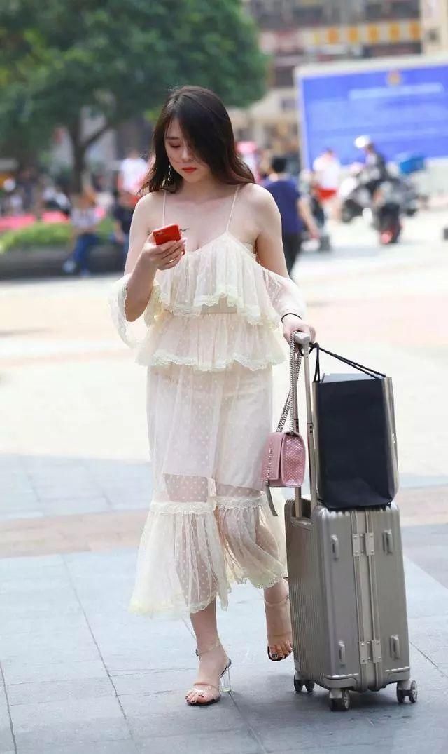 街拍:刚下火车的长裙仙女，男友没来接站?