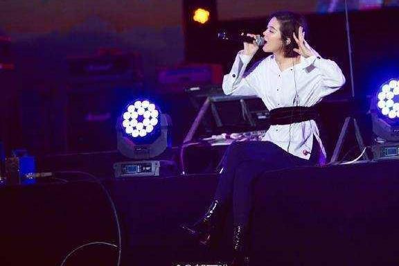 郁可唯真拼命！穿的是裙子也未免太紧了吧 网友：里面的都遮不住