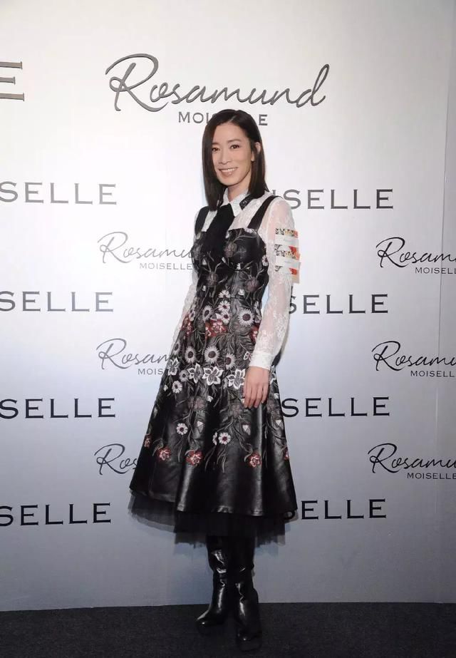 紫禁城发型总监佘诗曼剪了新刘海，锅盖头配丝巾承包你1周笑点