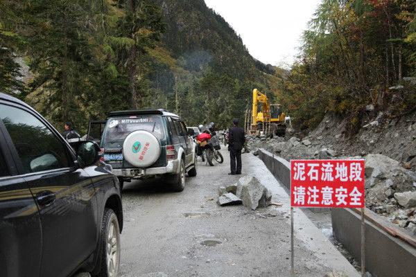 自驾霸道穿越丙察察闯西藏，悬崖边上走一遭，遭遇塌方，泥地陷车