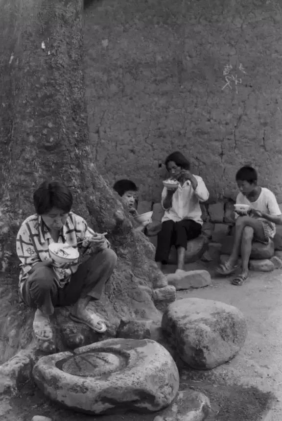  [照片]在义门,一组农村30年前吃饭的老照片!看完莫名感伤!