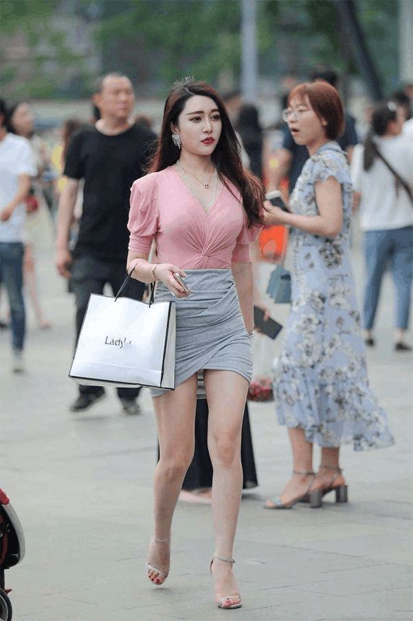街拍: 这些漂亮的小姐姐有气质又有范, 其中你最欣赏哪一位?