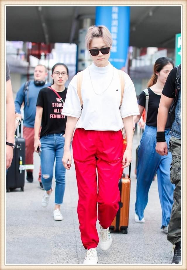 当李宇春和张俪同穿红色运动裤，才知道假小子和真女人到底差在哪