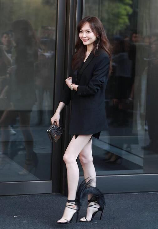 唐嫣172cm还嫌矮，恨天高10cm高跟鞋再插两根毛，显腿长