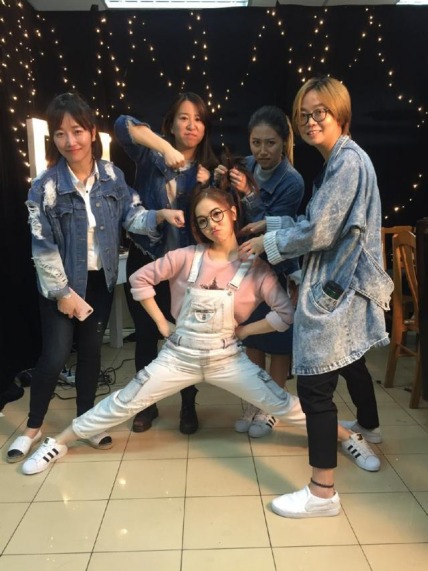 邓紫棋穿牛仔裤明明瘦的不行,为何非要穿皮裤