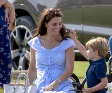 凯特王妃再穿平价连衣裙，草地奔跑很活泼，胸前扣子成负担