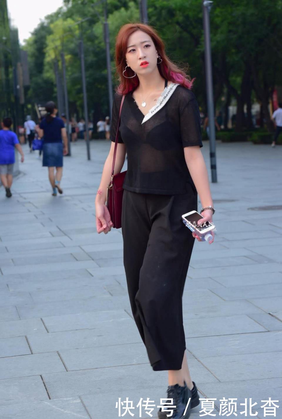 【 颜值】原来还能这么穿!,街拍:有颜值身材好的小姐姐就是任性