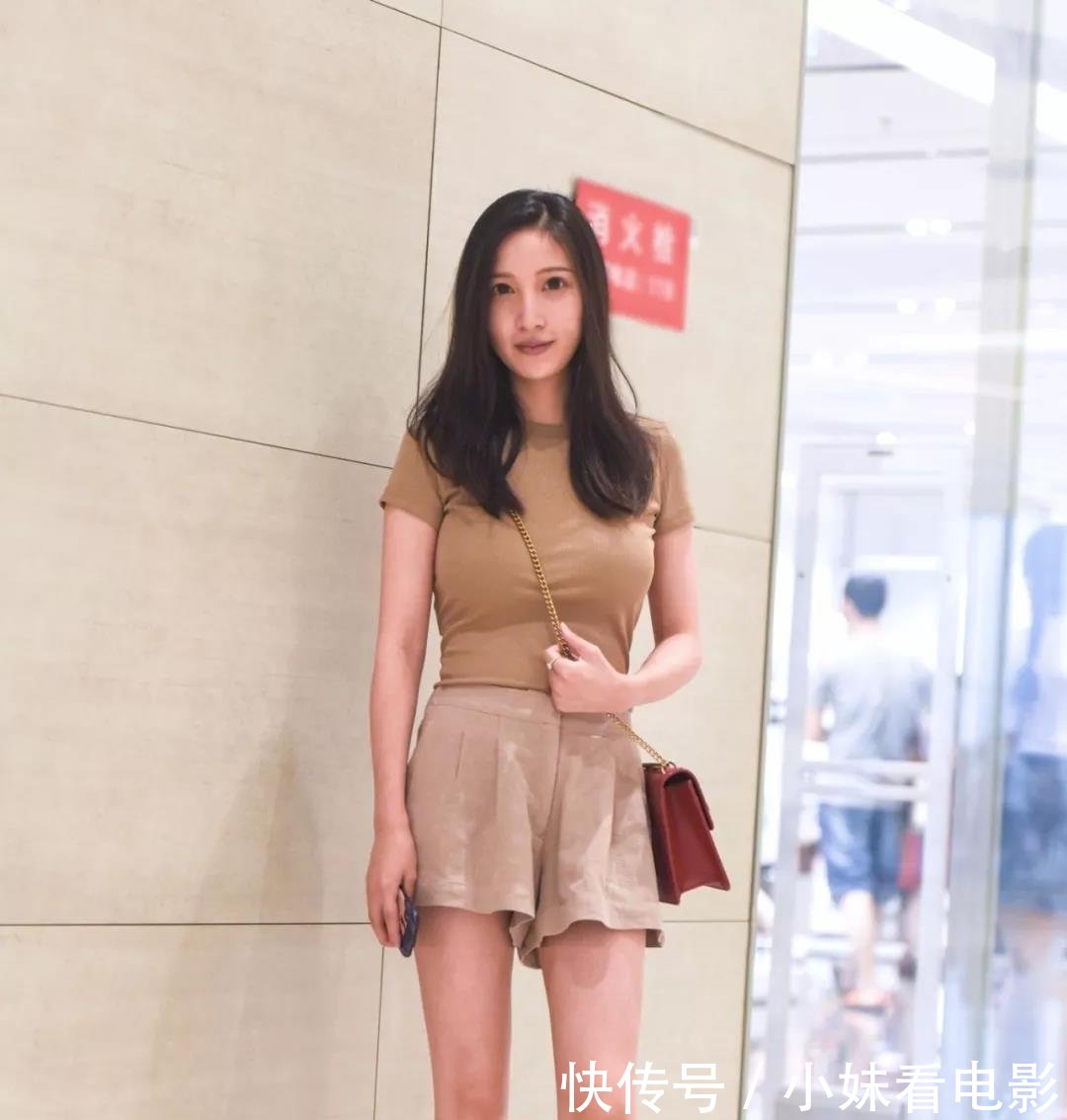 路人街拍,小姐姐长相靓丽五官大气而优雅,穿着清凉,如浴春风