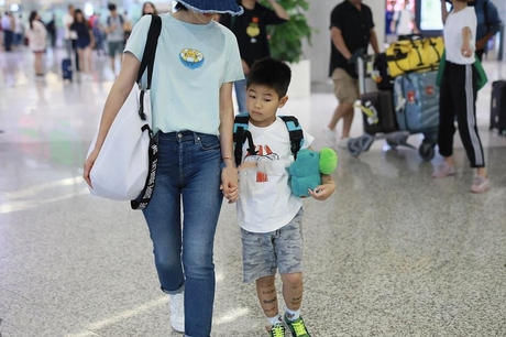 『 卡通』卡通t恤尽显潮范,穿亲子装太温馨,沙溢胡可一家四口走机场