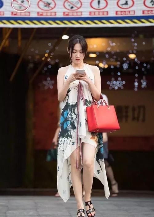  『搭配着一』街拍：小姐姐一件米白色的吊带，看上去清新又靓丽