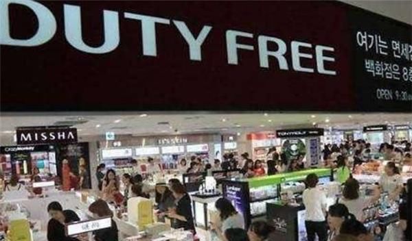 刚从韩国飞回来的中国游客，才下飞机就排队交罚款，这是为什么？