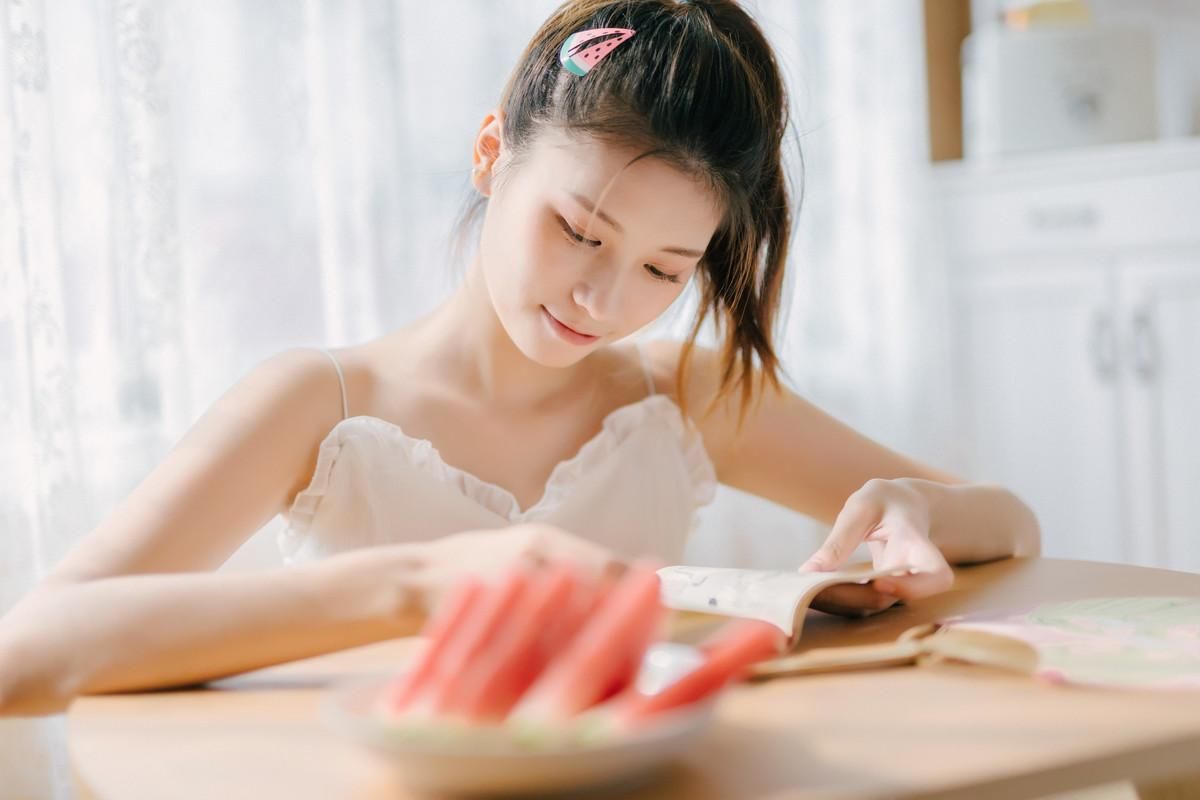 马尾辫美女性感吊带诱人写真图片