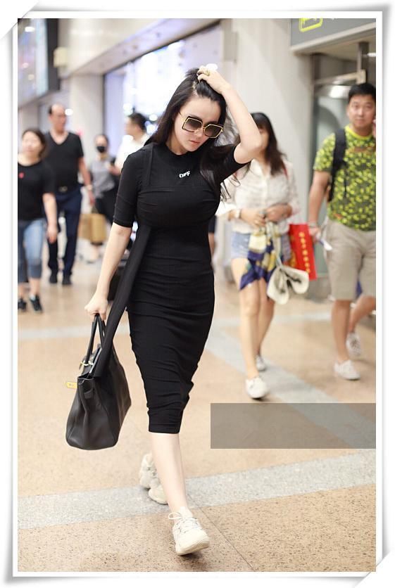 看了冉莹颖的紧身裙，再看看鲁豫，网友：吓得我瞬间不敢减肥了！