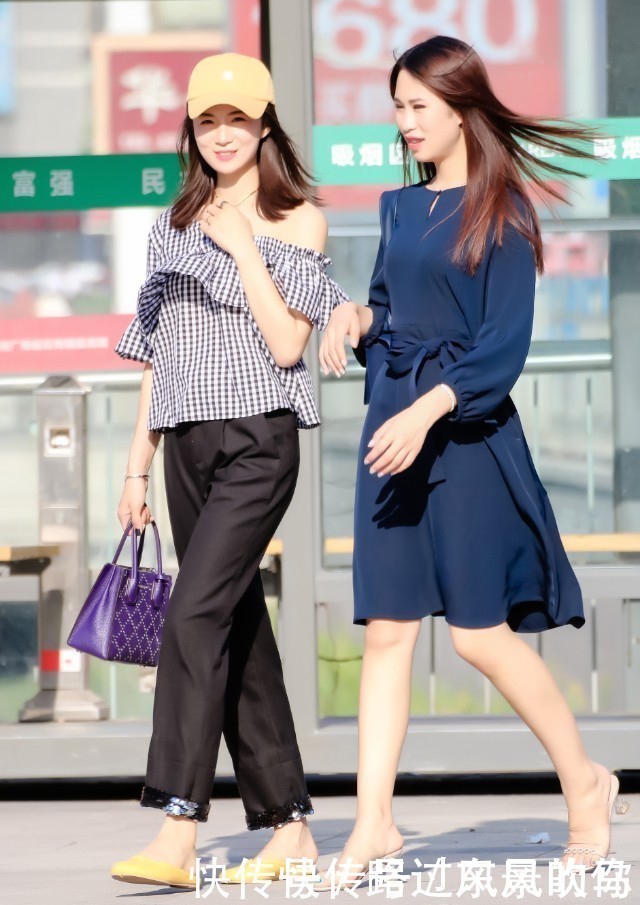  #没想到#长腿闺蜜出门一个穿裙子，一个穿裤子，没想到衣服穿错的最美