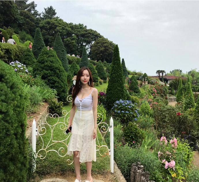 白色吊带连衣裙，展示性感好身材，微胖型，惹人爱