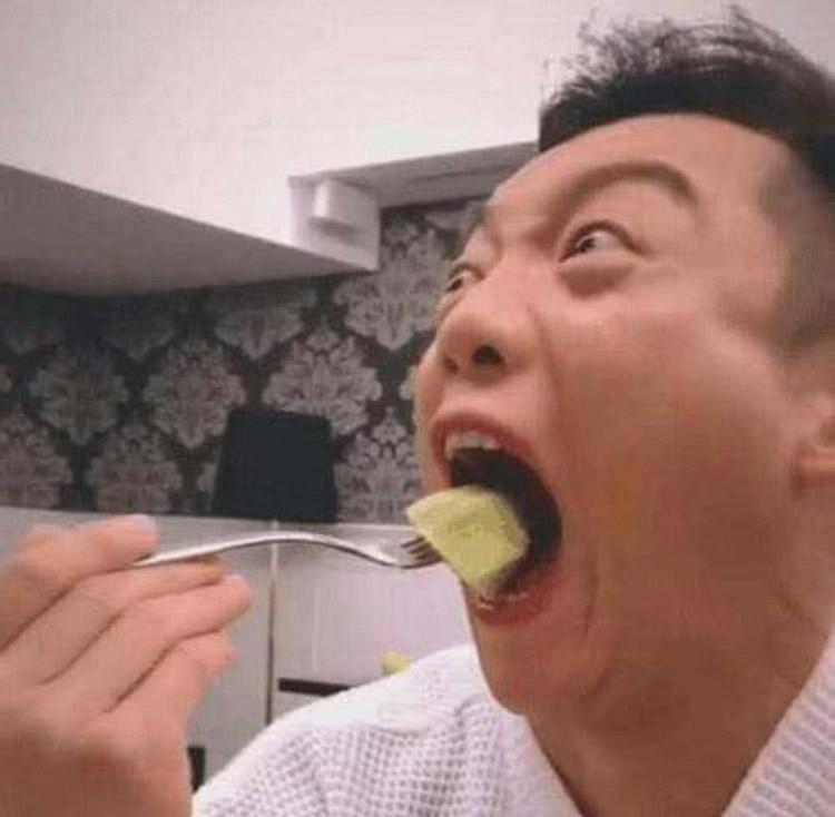 涂了口红后喝水的样子 蔡徐坤帅气 郑恺搞笑 鹿晗最机智