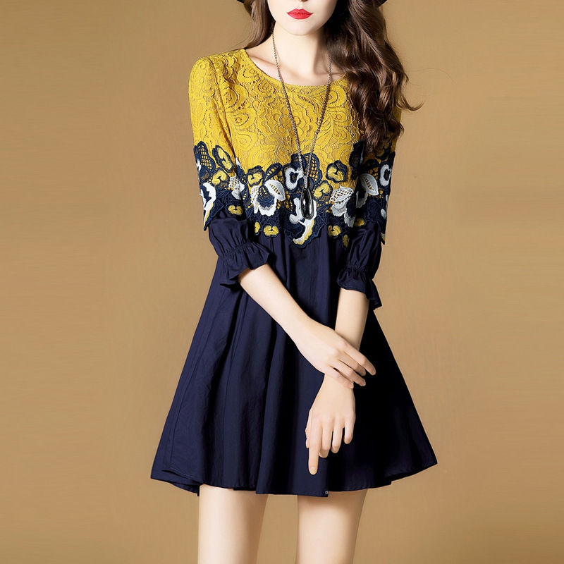 秋天别再裙子配打底裤，土的不行，这样穿连衣裙，美的不能再美了