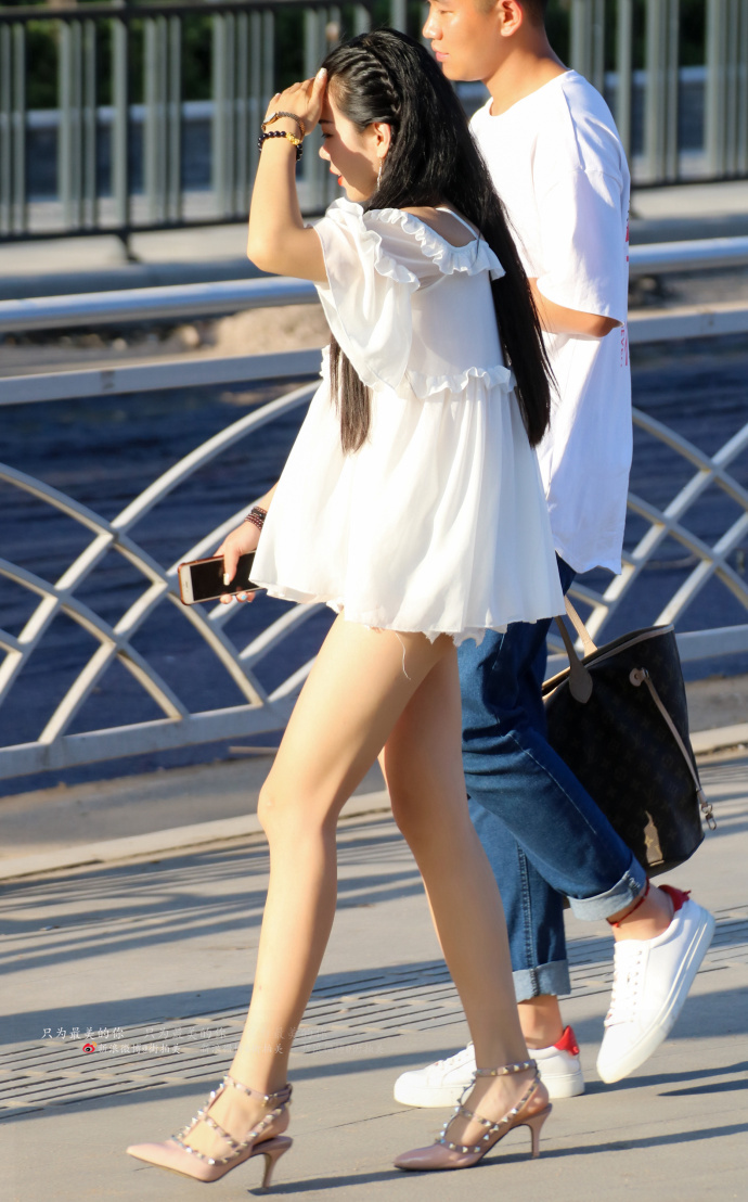 路人街拍，火红的唇，洁白的小纱裙，小姐姐你怎么这么美