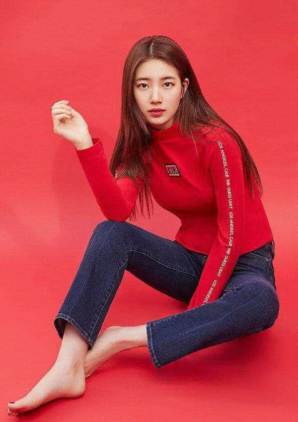 紧身裤楚楚动人，臀大的妹子尽显傲人之美，显示高贵典雅气质