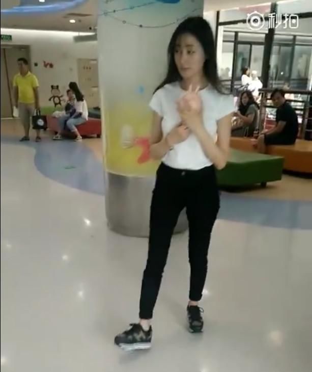 张天爱素颜现身美到发光，边走边吹风扇一双大眼好忐忑