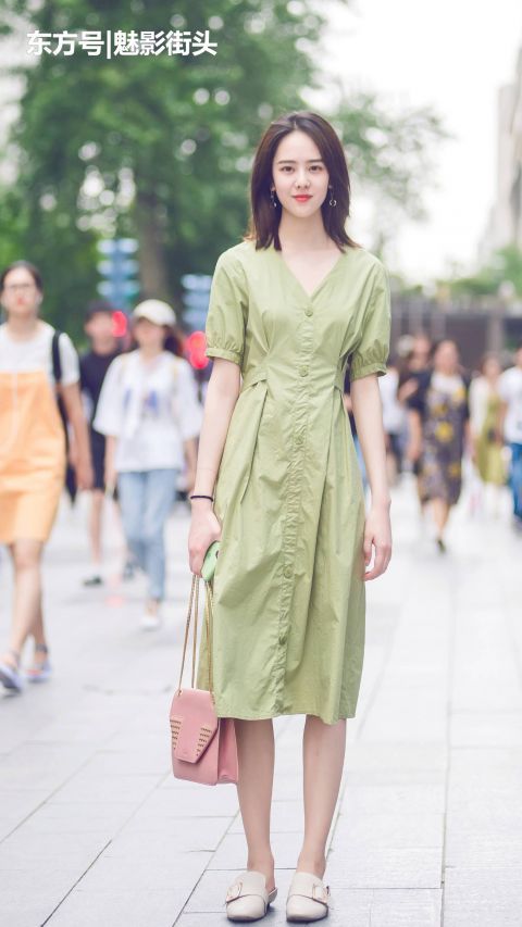 美女|盛夏是穿裙子的季节,这些美女选择绿色连衣裙,清新养眼又时尚