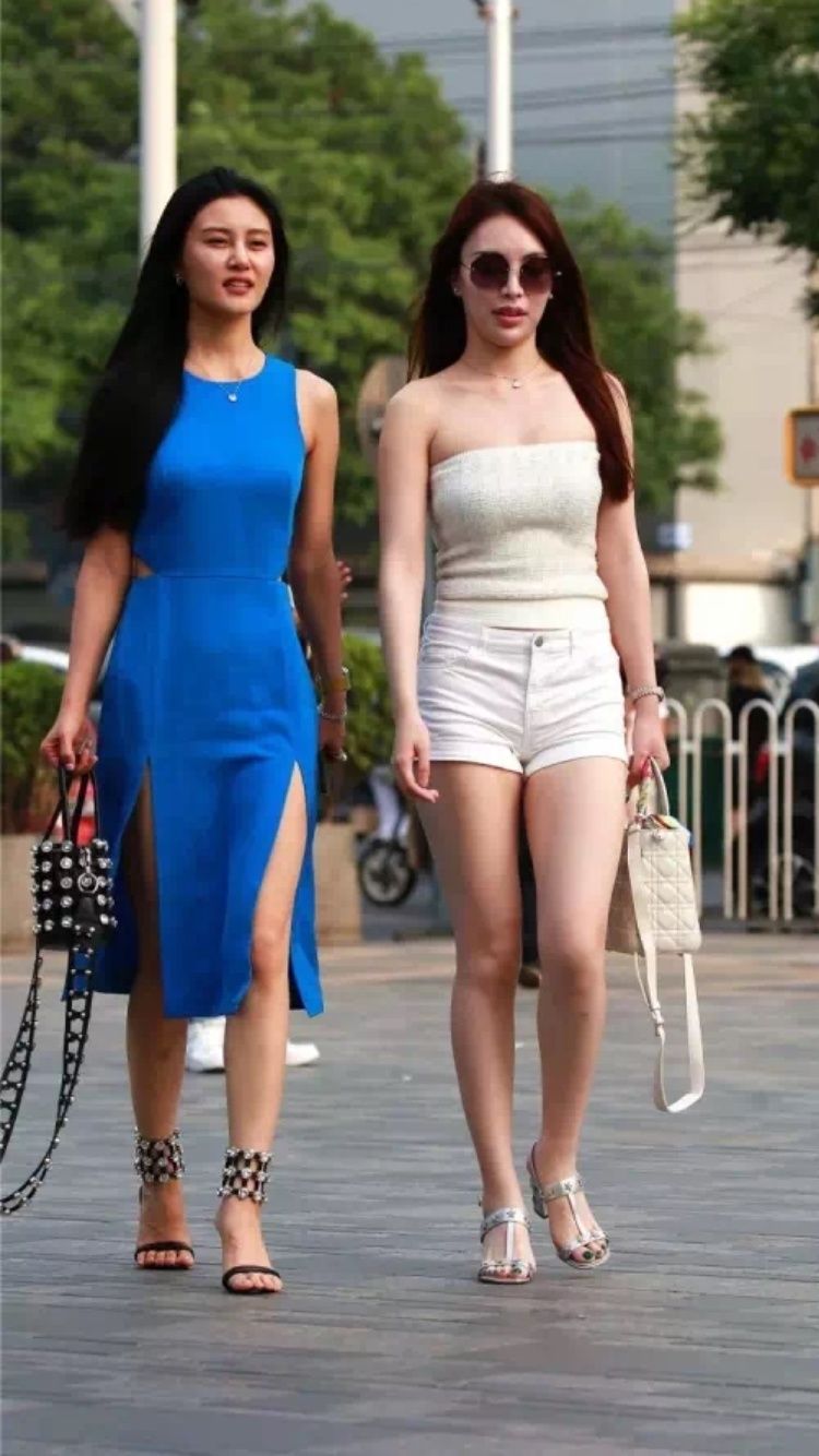 街拍丨一蓝一白两位美女，你更喜欢谁?