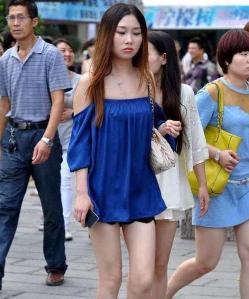  「大方」潮范儿女神来了，街拍：风流蕴藉的小姐姐，一件粉色上衣配蓝色短裤，时尚大方气质